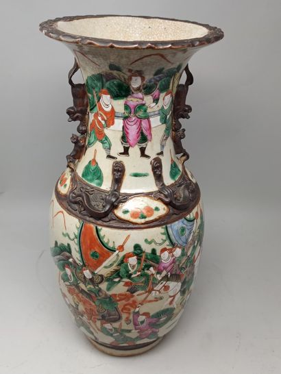 null CHINE - Nankin

Vase en grès émaillé à décor polychrome d'une scène de bataille,...