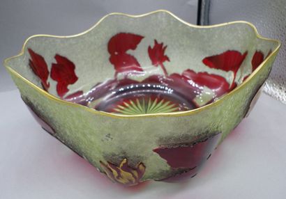 null BACCARAT (attributed to)

Acid-etched multi-layered glass bowl with red floral...