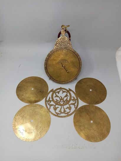 null Astrolabe décoratif en laiton ciselé et gravé.

Dans le style persan, Iran,...