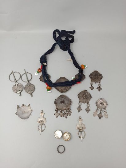 null Set of fibulas and Berber jewelry