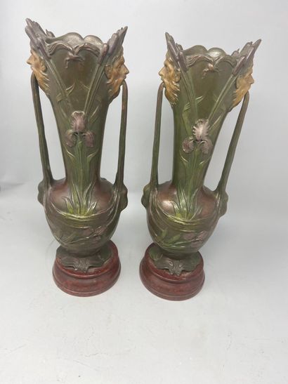 null CARLIER - paire de vases à deux anses en régule polychrome à décor de rinceaux,...