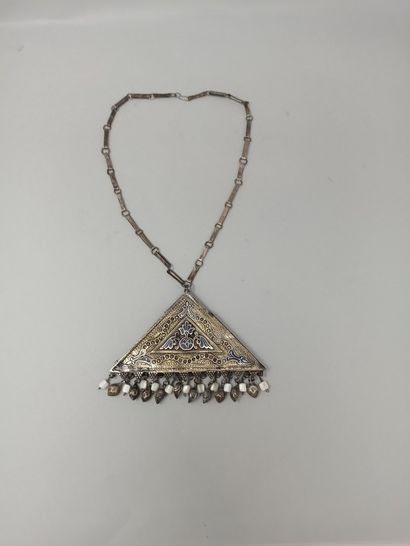 null Collier à large pendentif triangulaire en argent formant boîte, à décor de motifs...