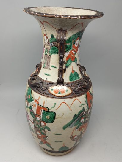 null CHINE - Nankin

Vase en grès émaillé à décor polychrome d'une scène de bataille,...