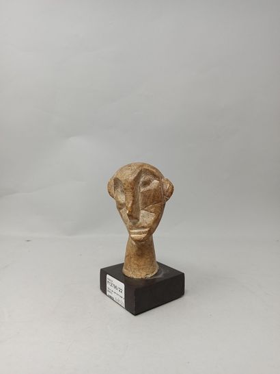 null Ecole moderne

Tête de personnage en pierre sculptée.

H. : 11cm.