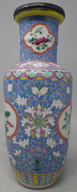 null Vase en porcelaine à décor floral en réserve dans un entourage d'émaux polychromes,...