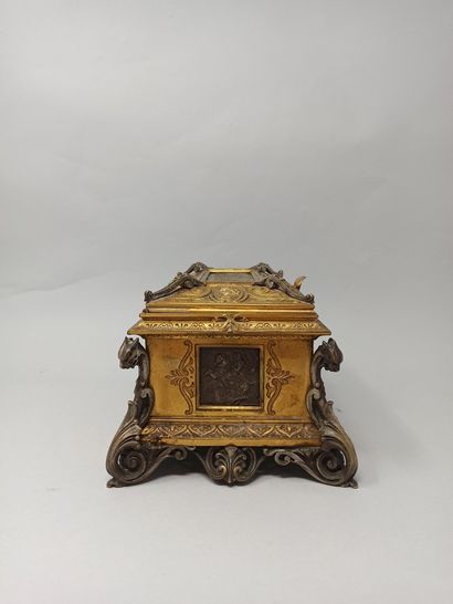 null Jewelry box in gilded bronze and silver decorated with bas-relief scenes in...