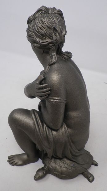 null Aphrodite assise sur une tortue, bronze à patine métallisée (contemporaine).

Probable...