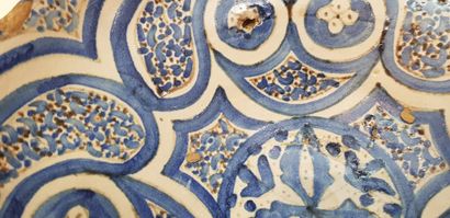null Suite de trois plats en faïence à décor géométriques bleu

 Maroc, XIXème siècle...