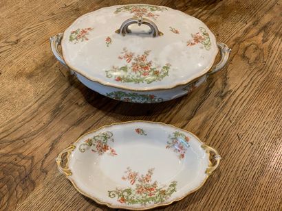 null 
LIMOGES France

Important part of table service in porcelain decorated with...