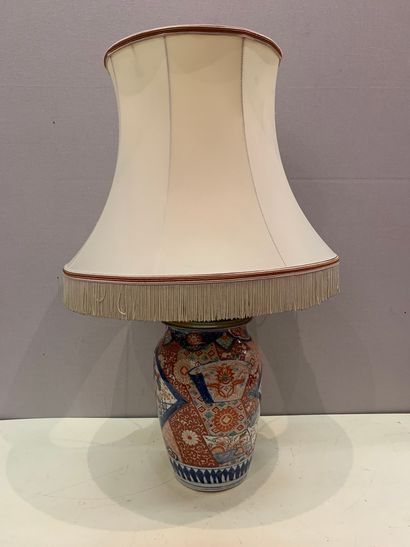 null 
Vase en porcelaine à décor polychrome dit Imari.

Monté en lampe

H. 63 cm...