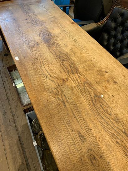 null Grande table de ferme rustique, éléments anciens

H. 75 cm - L. 230 cm - P....