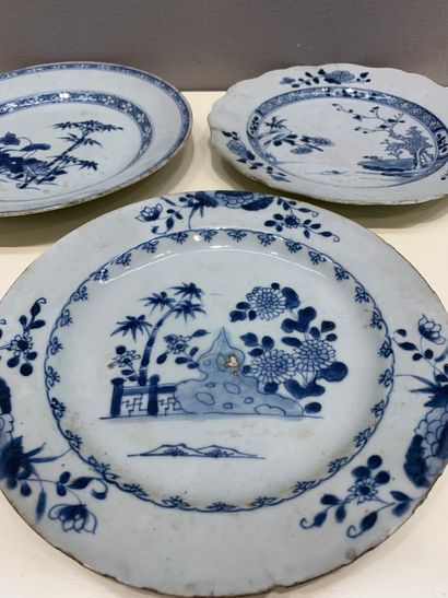 null 
CHINE, Compagnie des Indes - XVIIIe siècle Suite de trois assiettes en porcelaine...