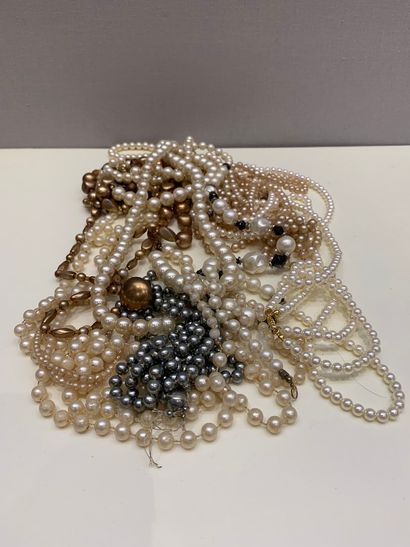 null Lot de bijoux fantaisies comprenant colliers de perles et divers.