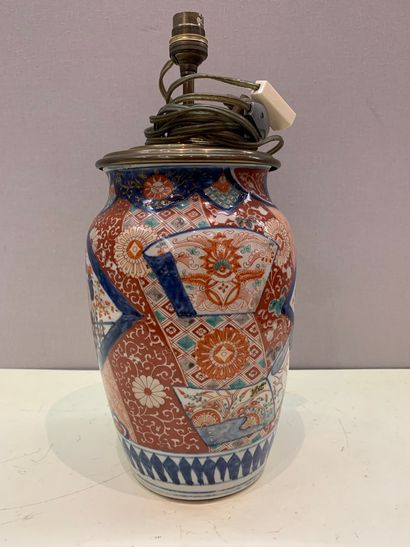 null 
Vase en porcelaine à décor polychrome dit Imari.

Monté en lampe

H. 63 cm...