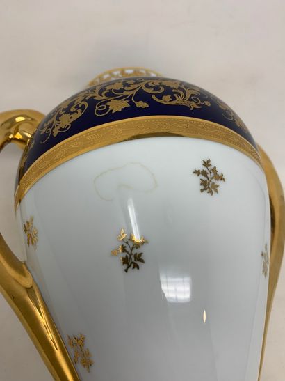 null LIMOGES

Porcelain vase in the shape of amphora surmounted by a lid. Blue and...