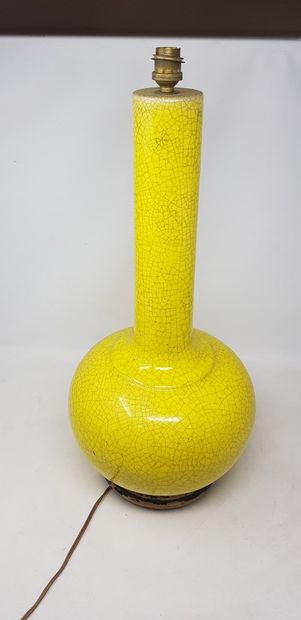 null Pied de lampe en céramique émaillée jaune craquelée à panse basse de forme ovoïde...