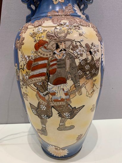 null JAPON - Travail moderne

Vase en porcelaine bleue à décor en partie émaillé...