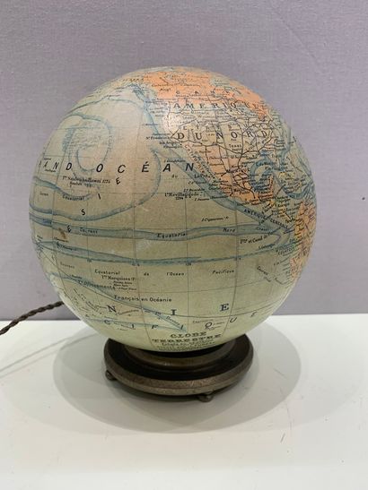 null 
Globe terrestre.

H. 23 cm - Diam. 18 cm
