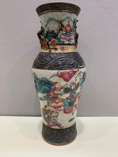 null Chine, Canton XIXe siècle, petit vase en porcelaine à décor de guerriers, marque...