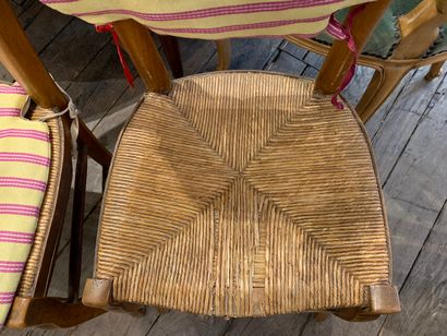 null Paire de chaises paillées en bois naturel accompagnées d'un coussin jaune à...