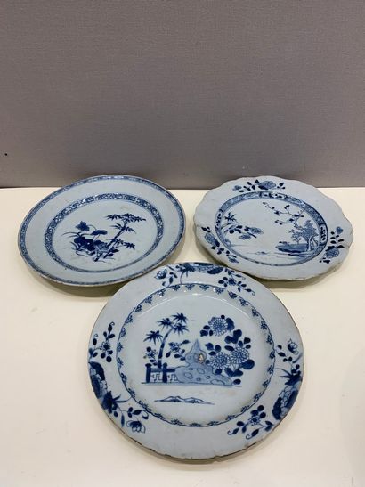 null 
CHINE, Compagnie des Indes - XVIIIe siècle Suite de trois assiettes en porcelaine...