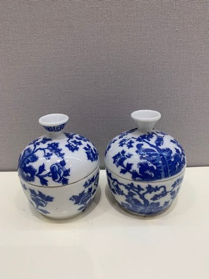 null Deux sorbets couverts en porcelaine à décor floral bleu sur fond blanc. Marque...
