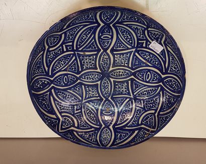 null Suite de trois plats en faïence à décor géométriques bleu

 Maroc, XIXème siècle...