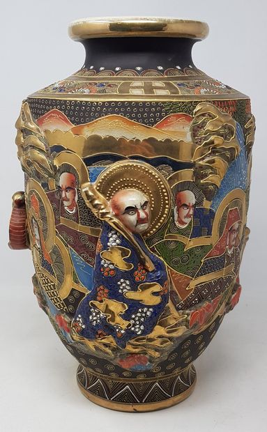 null Grand vase en satsuma à décor polychrome en haut relief de personnages et d'un...