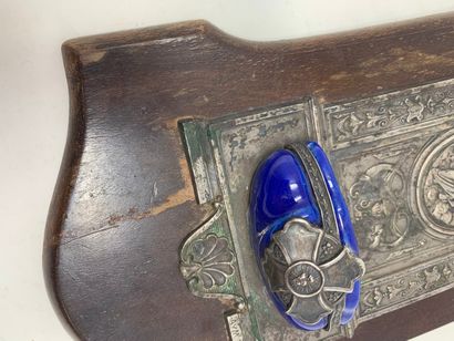 null Petit bénitier en céramique bleu, reposant sur une plaque en métal décoré d'une...