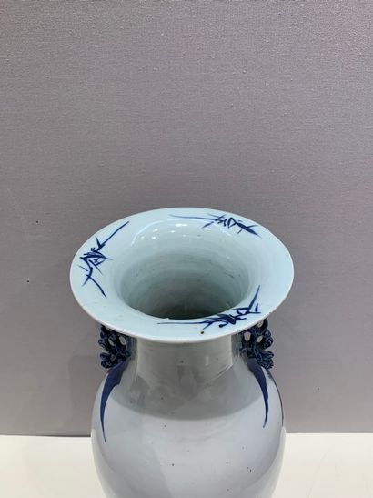 null Vase en faïence à l'imitation de la porcelaine de Chine, partiellement orné...