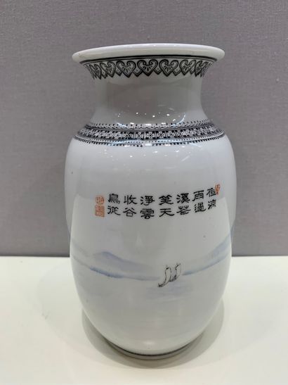 null CHINE - Moderne

Vase à col évasé en porcelaine émaillée et imprimé polychrome...