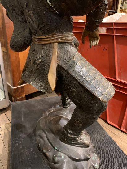 null JAPON - XXe siècle

Important sujet en bronze sculpté à plusieurs patines représentant...