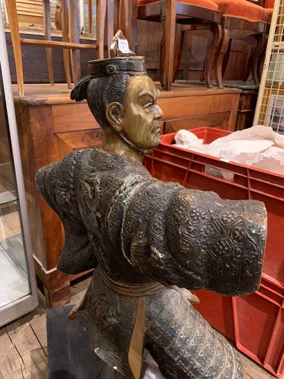 null JAPON - XXe siècle

Important sujet en bronze sculpté à plusieurs patines représentant...