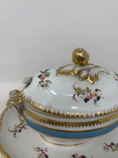 null Saucière en porcelaine à décor de fleurs dotée d'un couvercle 

Dimensions :...