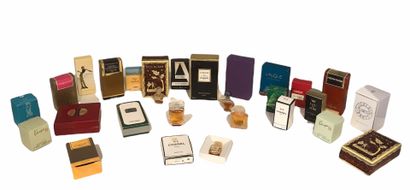 null LOT DE MINIATURES

Ensemble de miniatures de différentes marques Chanel, Lalique,...