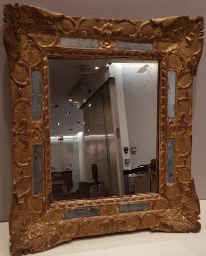 null 
Petit miroir à parecloses en bois et stuc doré.

XVIIIème siècle

H.49cm -...