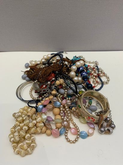null Lot de bijoux fantaisies comprenant colliers, bracelets, broches, chaînes (certaines...