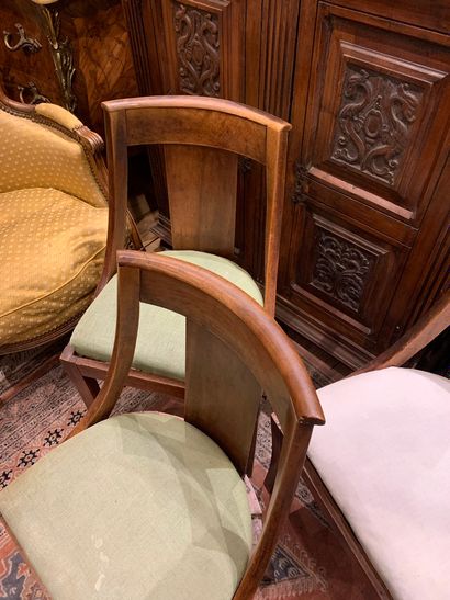 null Suite de trois chaises gondoles en bois naturel, assise garnie de tissus vert...