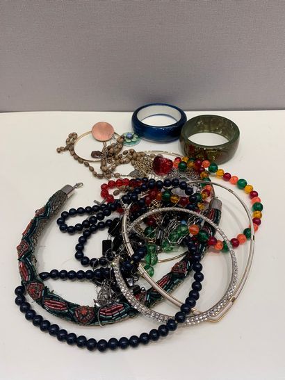 null Lot de bijoux fantaisies comprenant colliers, bracelets, chaînes et divers.