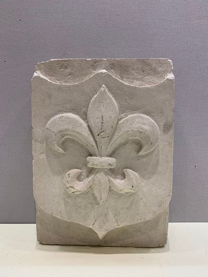 null Pierre calcaire à décor d'une fleurs de lys dans un blason.

H. 33 cm - L. 23,5...