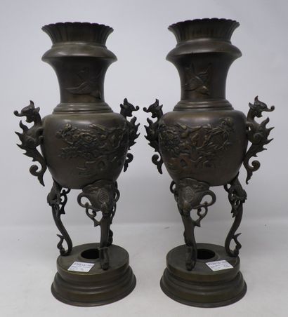 null Deux vases tripodes en bronze à décor asiatiques, prises dragons. Chine début...