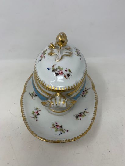 null Porcelain gravy boat with flowers decoration and a lid 

Dimensions : 23 x 15...