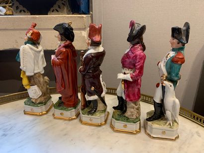 null Cinq statuettes en porcelaine figurant Napoléon et ses généraux 

Quelques egrenures,...