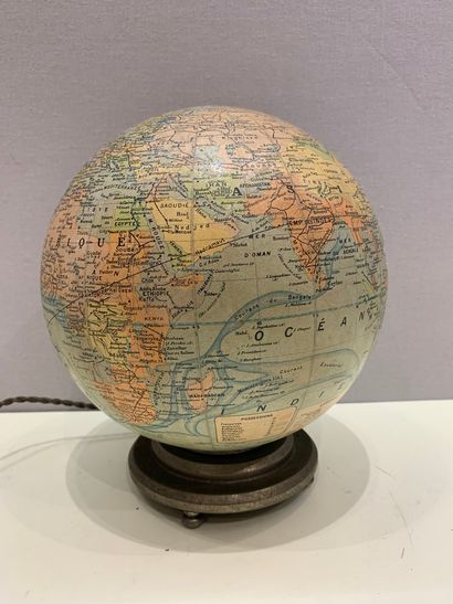 null 
Globe terrestre.

H. 23 cm - Diam. 18 cm
