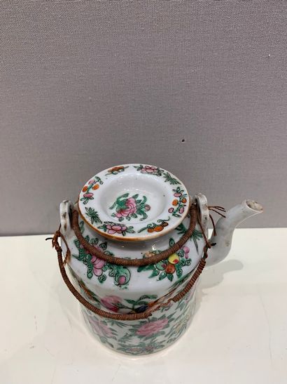 null CANTON

Théière en porcelaine à décor floral polychrome

H. 14 cm 

Eclat au...