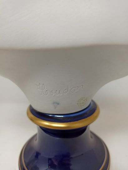 null HOUDON After

Pair of busts of children in cookie.

Base in blue and gold porcelain

Mark...