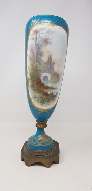 null SEVRES, in the taste of

ovoid vase in polychrome porcelain decorated in reserve...