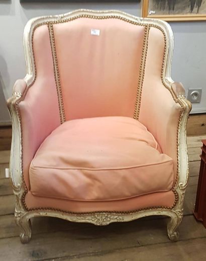 null Bergère en bois laqué blanc garnie de tissu rose.

Style Louis XV 

H. 82 cm...