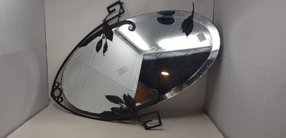 null Miroir ovale de style Art Déco en fer à décor de feuilles, avec une chaîne de...