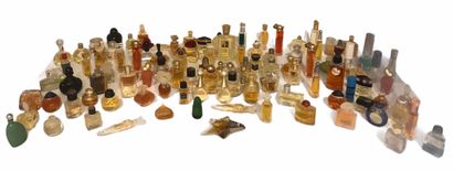 null Lot de miniatures (102) de différentes marques de parfum

On y joint un ensemble...